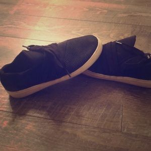 Tie up mock of Steve maddens